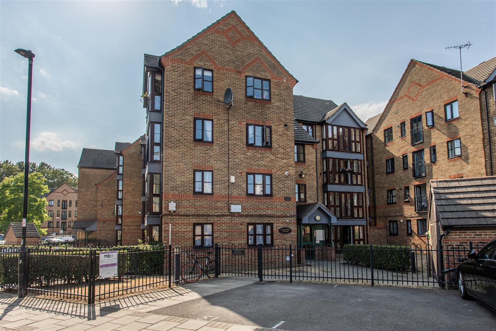 2 bed property in Lagonda House, Bow